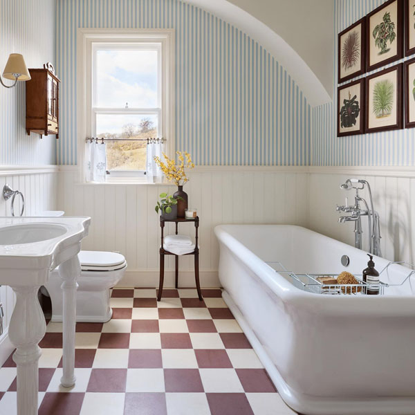 coastal-stripe-wallpaper-bathroom
