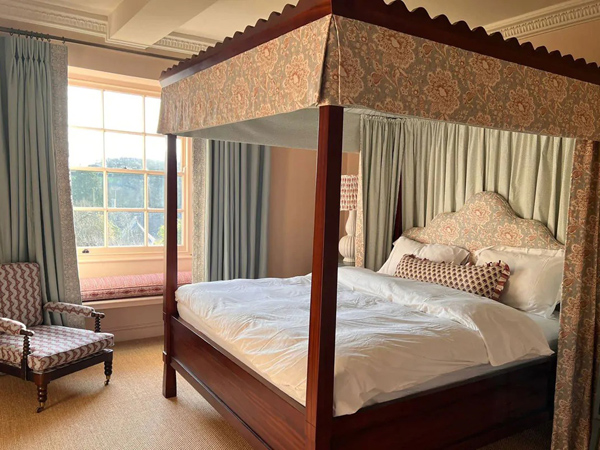 Four Poster Canopy Bed in Guest Bedroom